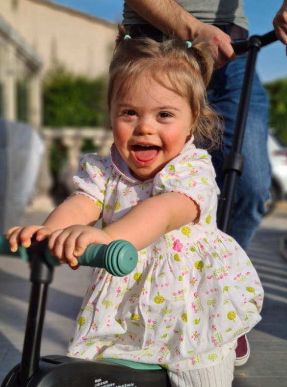 Cassie, 2 ans, avec un petit chromosome en plus - Trisomie 21: MyLaura et  Plus encore .